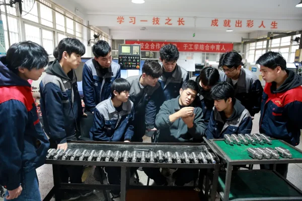“本升专”的出现，终究是一种市场思维、务实精神的胜利，也是告诉那些大学们：真的关心学生，就好好帮他们找工作吧。