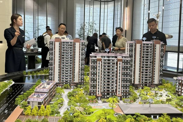 要改變業主現在的弱勢地位，還需要繼續完善法律和制度，建立風險共擔機制，例如改革預售制，嚴格實行「資金託管+按進度放款」，追究失職監管者的責任。

——文|半糖可樂