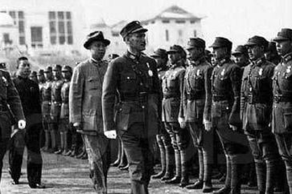 統帥蔣介石檢閲國軍