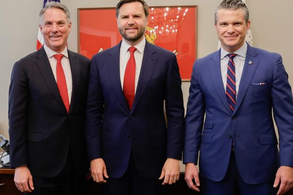 澳洲国防部长Richard Marles（左）与美国副总统万斯（中）及国防部长赫格塞斯（右）的合影 / Instagram截图