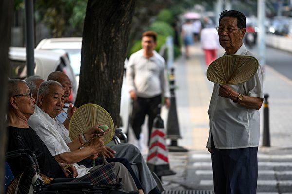 由於整體經濟環境下行，退休金問題已成為中國社會一大危機。(FRED DUFOUR/AFP/Getty Images)