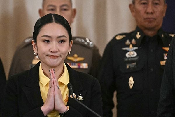2025年6月19日，泰国总理帕东丹・西那瓦（左）在曼谷政府大楼举行的新闻发布会上与武装部队司令帕纳・克劳普洛图（右）合影。 (Photo by Lillian SUWANRUMPHA / AFP) (Photo by LILLIAN SUWANRUMPHA/AFP via Getty Images)
