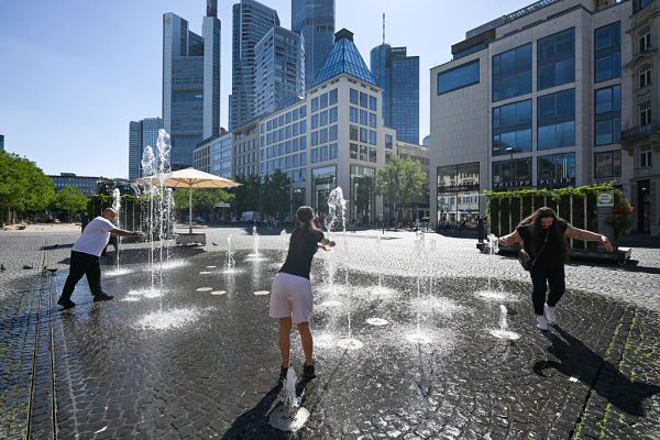 德国法兰克福-7月1日：2025年7月1日，在德国法兰克福，人们在炎热的夏日喷泉中乘凉。天气预报员预测，随着热浪席卷德国，今天和明天的气温将创下7月初的最高纪录。（图片来源：Florian Wiegand/Getty Images）