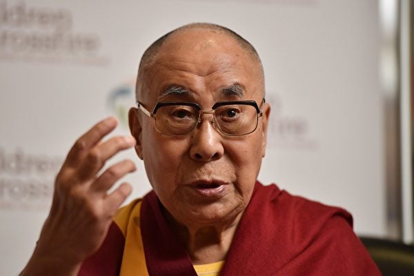 达赖喇嘛办公室在7月15日指出，达赖喇嘛将于90岁时自行决定是否转世，中共无权干涉。图为2017年9月11日，达赖喇嘛访问北爱尔兰时发表演说。(Charles McQuillan/Getty Images)