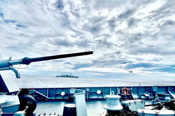 2025年8月27日，在「阿隆-25」演习期间，菲律宾海军「何塞·黎刹号」（BRP Jose Rizal，FF150）正与澳洲海军「布里斯本号」（HMAS Brisbane，DDG41）及加拿大海军巡防舰「魁北克城号」（HMCS Ville de Québec，FFH332）在黄岩岛（Scarborough Shoal）以东海域进行编队航行。（ 图取自x.com / TeamAFP ）