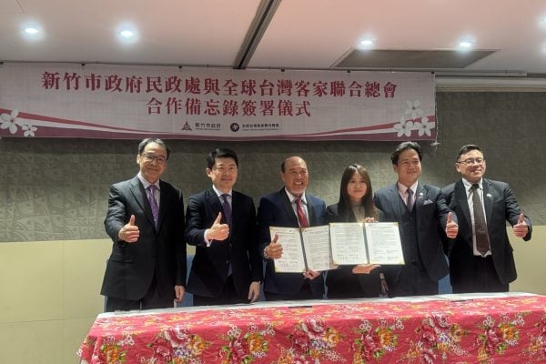 簽字儀式 (左至右） 僑務委員熊強生，吳正偉處長，全球台灣客家聯合總會輔導總會長葉義深，新竹市民政處處長施淑婷，新竹市邱臣遠代理市長，新竹市城市行銷處處長林昱志