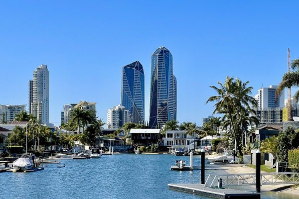 從昆士蘭州黃金海岸的卡普里島俯瞰寶石塔。( Jewel towers at midday seen from Isle of Capri, Gold Coast, Queensland, winter, July 2021 / 維基百科 ）