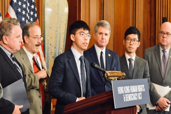 黄之锋2019年9月17日出席了美国国会及行政当局中国委员会举办的听证会，并就香港局势发言，促请美国国会通过《香港人权与民主法案》。（公有领域）