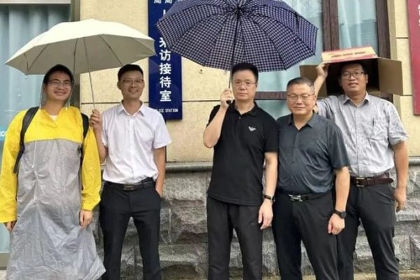 吴云鹏所旁听的案件，属于公开审理案件，河南法院限制每名家属3名旁听人员数量没有依据，河南警方以此作为传唤理由，太过荒唐。（ 图取自x.com / CDTChinese ）