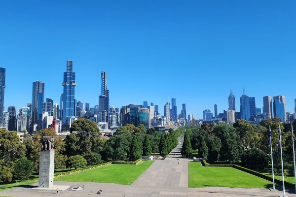 （ Melbourne CBD and Ceremonial Avenue (in 2024) as seen from the rooftop of Shrine of Remembrance / Wikipedia ）