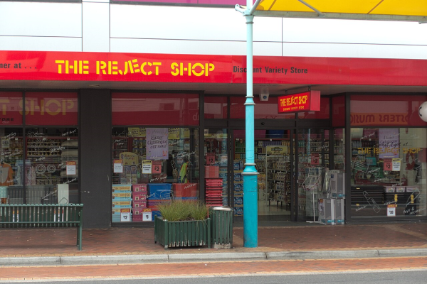 位于塔斯马尼亚州伯尼市卡特利街的 The Reject Shop。(维基百科)