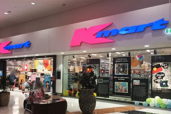 Kmart 商店位于澳大利亚昆士兰州罗克汉普顿地区城市 Stockland Rockhampton 购物中心内。（维基百科）