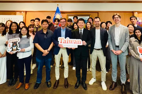 吳處長及TAASA會長Chris Rath上議員（右6）與全體出席人員合影