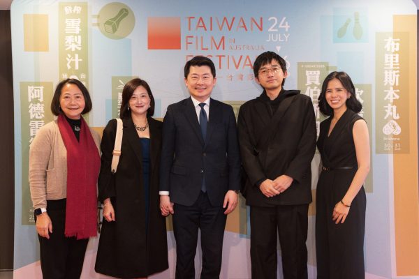 導演陳彥宏(右二)，與吳佳蓉總監 (右一) 駐雪梨台北經濟文化辦事處吳正偉處長伉儷 (左三，左二) 文化組陳芝儀組長( 左一)
