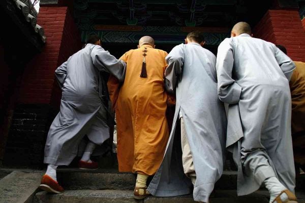 少林寺方丈釋永信（左二）10年前被舉報貪腐和養情婦，現在才出事，引發網絡質疑。（Lintao Zhang/Getty Images）