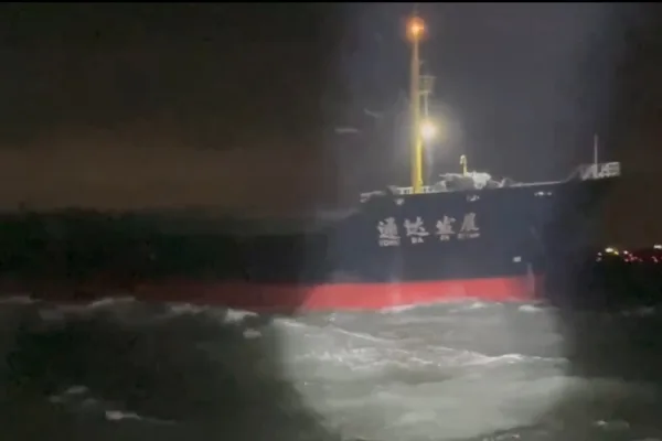 颱風夜中國漁船越界冒險作業 金門海巡驅離。（圖取自海巡署金馬澎分署）