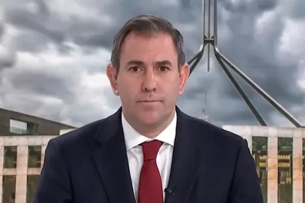 澳洲財政部長Jim Chalmers。（ Treasurer Jim Chalmers outlines the reasons for Australia』s 『productivity challenge』 / 優兔視頻截圖 ）
