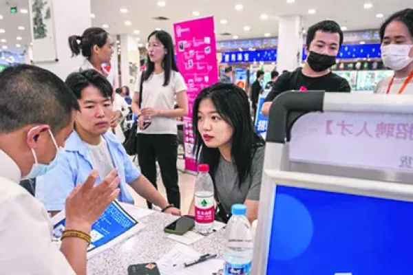 中國經濟持續下行，失業率繼續攀高。圖為2023年6月9日，北京青年在招聘會上找工作。（圖：Kevin Frayer/Getty Images）