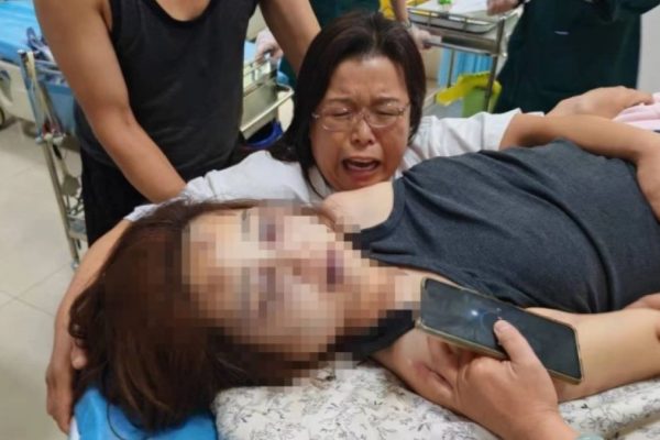 2025年8月22日，中国河北一位年仅25岁的女子疑因遭受家暴死亡，受害者的母亲悲痛欲绝。 （影片截图）