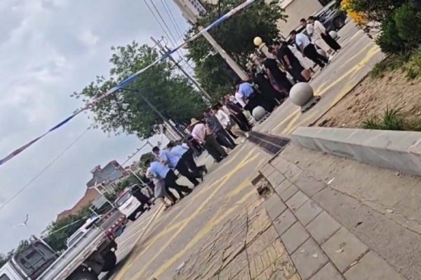 陝西男子解培耿去興平婦幼保健醫院為外國籍的亡妻維權，反遭公安鎮壓。（視頻擷圖）