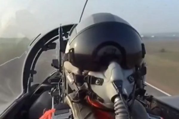 共機8月29日侵入台灣防空識別區，網傳台灣軍機緊急驅離外，並嘲諷中共飛行員是「共產黨的奴隸」，引共軍爆粗口回應。（視頻擷圖）