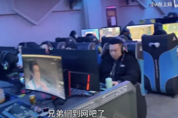 躺平部落客「小A在上网」的影片都是纪录日常以及到网咖上网的生活琐碎。 （影片截图）