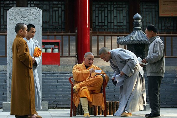 資料照：釋永信（圖中坐者）是外界公認的「政治和尚」。(Cancan Chu／Getty Images)