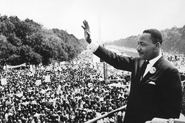 1963年8月28日，民權領袖馬丁・路德・金（Martin Luther King Jr）在華盛頓國家廣場向支持者揮手致意。（Central Press/Getty Images）