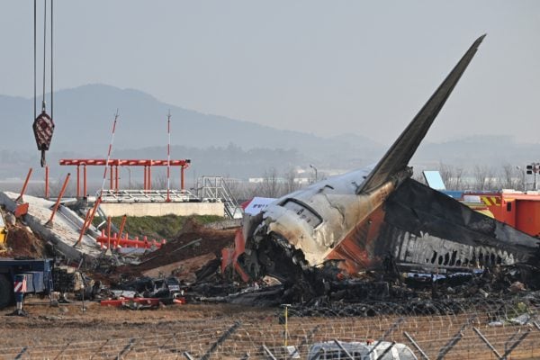 2024年12月30日，在首爾西南方約288公里處的務安國際機場（Muan International Airport），可以看到濟州航空一架波音737-800系列飛機失事並燃燒的現場。此次事故造成179人死亡，這是韓國本土最嚴重的空難事件。(Jung Yeon-Je/AFP via Getty Images)