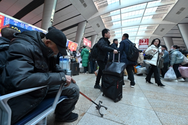 2025年1月20日，北京火車站，一位老人在小憩。(Adek Berry/AFP via Getty Images)