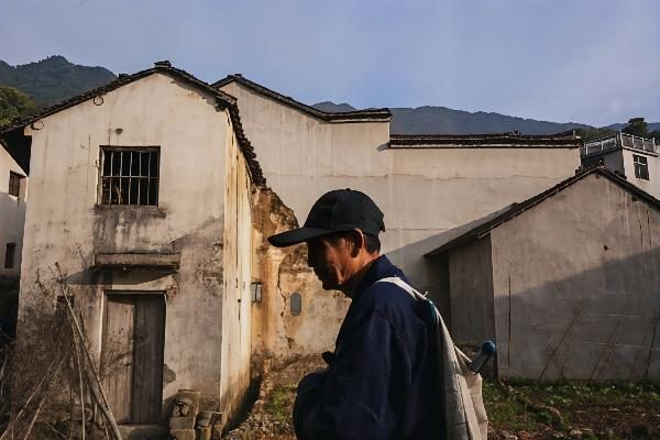 圖為2023年5月14日，安徽省歙縣一名農民在前往田地的途中。（Kevin Frayer/Getty Images）