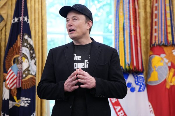 2025年5月30日，特斯拉首席執行官埃隆．馬斯克（Elon Musk）在白宮橢圓辦公室與美國總統川普（Donald Trump）併肩發言。曾擔任川普的顧問並領導政府效率部的馬斯克宣布離開川普政府，重新專注於自己的事業。(Kevin Dietsch/Getty Images)