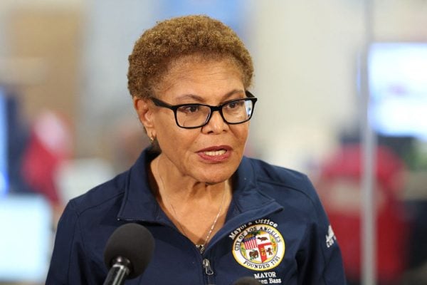 2025年6月9日，洛杉矶市长凯伦‧巴斯（Karen Bass）在市紧急应变中心的记者会上发言，回应针对联邦移民行动的抗议活动。(Patrick T.Fallon/AFP via Getty Images)