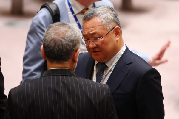 2025年6月13日，伊朗駐聯合國代表伊拉瓦尼（Amir Saeid Iravani，背對者）和中共駐聯合國代表傅聰（右）在紐約聯合國總部舉行的會議期間交談。當天，以色列大規模空襲伊朗。(Michael M.Santiago/Getty Images)