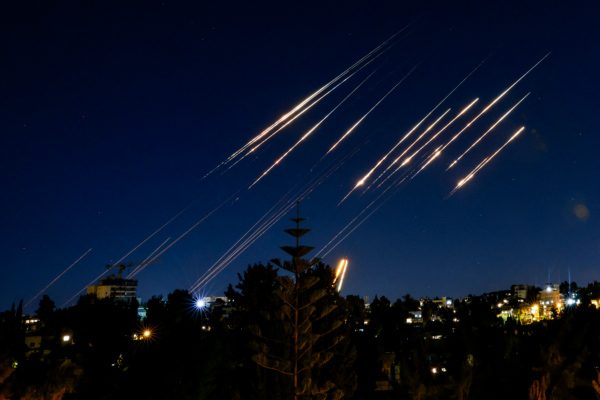 2025年6月14日，耶路撒冷夜空中拍摄到伊朗发射的飞弹。以色列和伊朗交火，此前一天，以色列发动了一场前所未有的空袭，伊朗称轰炸了其核设施，炸死了高级指挥官，炸死了数十名平民（Menahem Kahana/Getty Images）