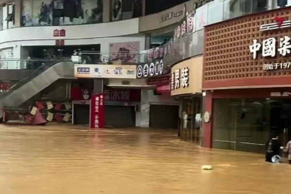 6月24日，贵州榕江县再遭洪水侵袭，河流水位暴涨。“村超”比赛场地被淹没，榕江最大商场已经被洪水灌满。（视频截图）