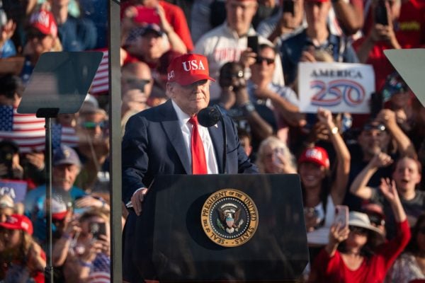 2025年7月3日，美国总统川普在爱荷华州博览会场（Iowa State Fairgrounds）发表演说，启动为期一年的美国《独立宣言》签署250周年庆祝活动。（Madalina Kilroy／英文大纪元）