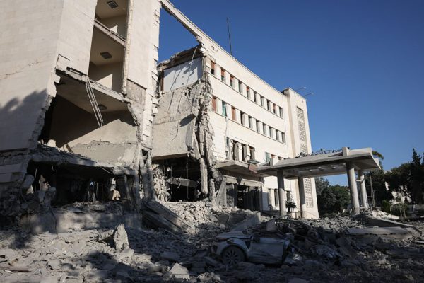 2025年7月16日（週三），以色列空襲敘利亞國防部總部。以色列國防軍（IDF）發言人週三證實，以色列空襲的目標是敘利亞國防部總部和大馬士革總統府附近的設施。這次空襲正值敘利亞政府軍與德魯茲民兵在敘利亞南部城市蘇韋達（又稱蘇維達）的衝突升級之際。(Ali Haj Suleiman/Getty Images)