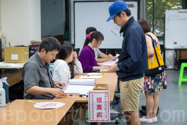 2025年7月26日，大罷免首波投票登場，不同於昨日的大雨，全台天氣晴朗，民眾上午8時起進入投票所投票。 （宋碧龍／大紀元）