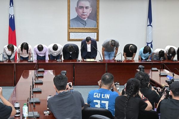 公民團體發起大罷免，首波24位國民黨立委以及停職中的新竹市長高虹安罷免案，開票結果晚間出爐，國民黨成功守住立委席位，國民黨主席朱立倫和黨員鞠躬感謝選民。 （宋碧龍／大紀元）