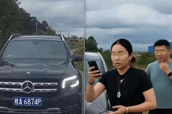 7月22日下午，在廣西防城港市一條狹窄鄉村道路上，一位車主與一輛奔馳轎車相遇會車。奔馳女司機強制要求該車主倒車，並掏出一本印有「行政執法」字樣的證件進行威脅施壓，更當場洩露對方家庭住址等敏感信息。（網路圖片）