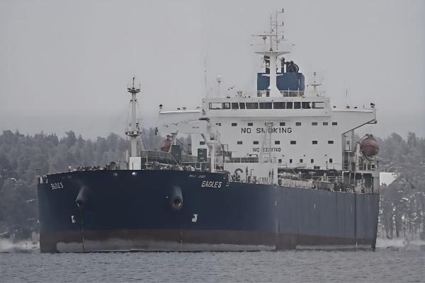 2025年1月13日，懸掛庫克群島旗的油輪「鷹S號」（Eagle S）停泊在芬蘭灣波爾沃（Porvoo）基爾皮拉赫蒂港（Kilpilahti）外海。芬蘭當局早前指控該船涉嫌屬於俄羅斯「幽靈船隊」（ghost fleet），並於2024年12月在芬蘭灣拖錨航行約90公里，損壞包括芬蘭與愛沙尼亞間的EstLink 2海底電力線在內的五條海底電纜，造成至少6,000萬歐元維修損失。（Vesa Moilanen/Lehtikuva/AFP via Getty Images）
