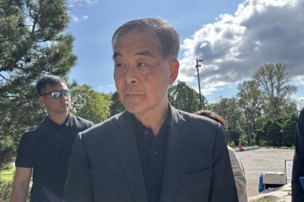 中共全國政協副主席、前香港行政長官梁振英在芬蘭對正在公園打坐並收集人權請願書籤名的法輪功學員進行公開的言語恐嚇。（法輪功學員提供）