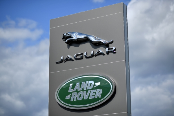 英國捷豹路虎（Jaguar Land Rover, JLR）表示，公司零售與生產活動因黑客網路攻擊「嚴重受阻」，目前已關閉系統並正逐步恢復。資料圖：2020年5月24日，英國東南部湯布里奇（Tonbridge）一處捷豹路虎新車展廳外的標誌。(Ben Stansall/AFP via Getty Images)