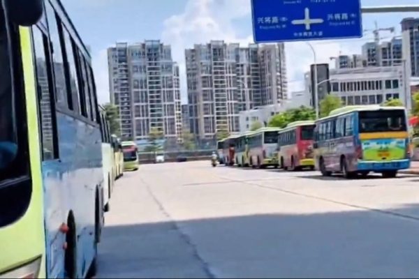 近日，廣東興寧市公交車司機罷工，抗議政府長期拖欠免費乘車卡補貼款以及工資，導致司機生活陷入困境。（視頻擷圖）