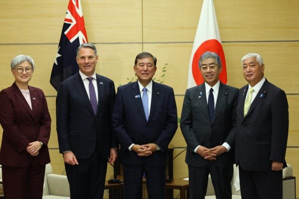 2025年9月5日，日本首相石破茂（中）在东京与澳洲外长黄英贤（Penny Wong，左一）、国防部长马尔斯（Richard Marles，左二），以及日本外相岩屋毅（右二）、防卫大臣中谷元（右一）合影。 (Kim Kyung-Hoon/POOL/AFP via Getty Images)