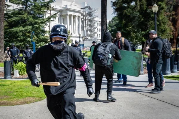 圖為2023年3月10日，加州沙加緬度市，安提法（Antifa）襲擊媒體人員。（John Fredricks/大紀元）