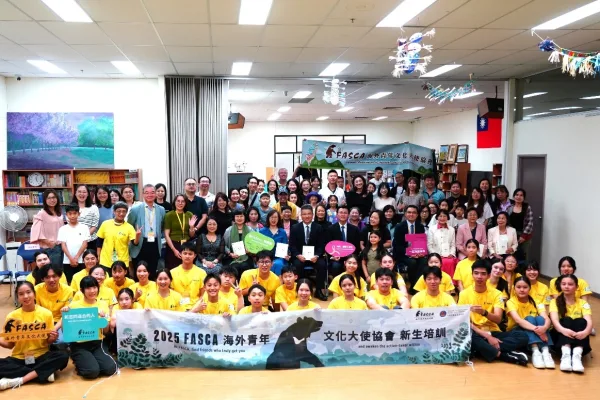 布里斯本第二屆海外青年文化大使（FASCA）培訓，9月27日下午在昆士蘭台灣中心舉辦結業式典禮後，家長、貴賓與全體學員大合照。（攝影倪爾森）
