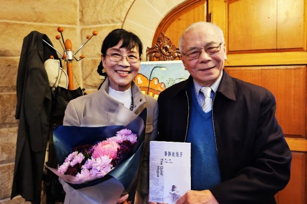 2025年7月6日，何與懷博士在《靜靜的海⽛》新書發布會上和夏兒合照。
