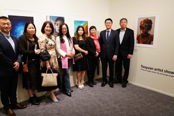 圖說：洛根美術館於7月18日晚間舉辦美術展開幕式，范厚祿處長（右二）、柯文耀僑務諮詢委員（右一）與僑胞蒞臨參觀合影。（攝影：倪爾森）
